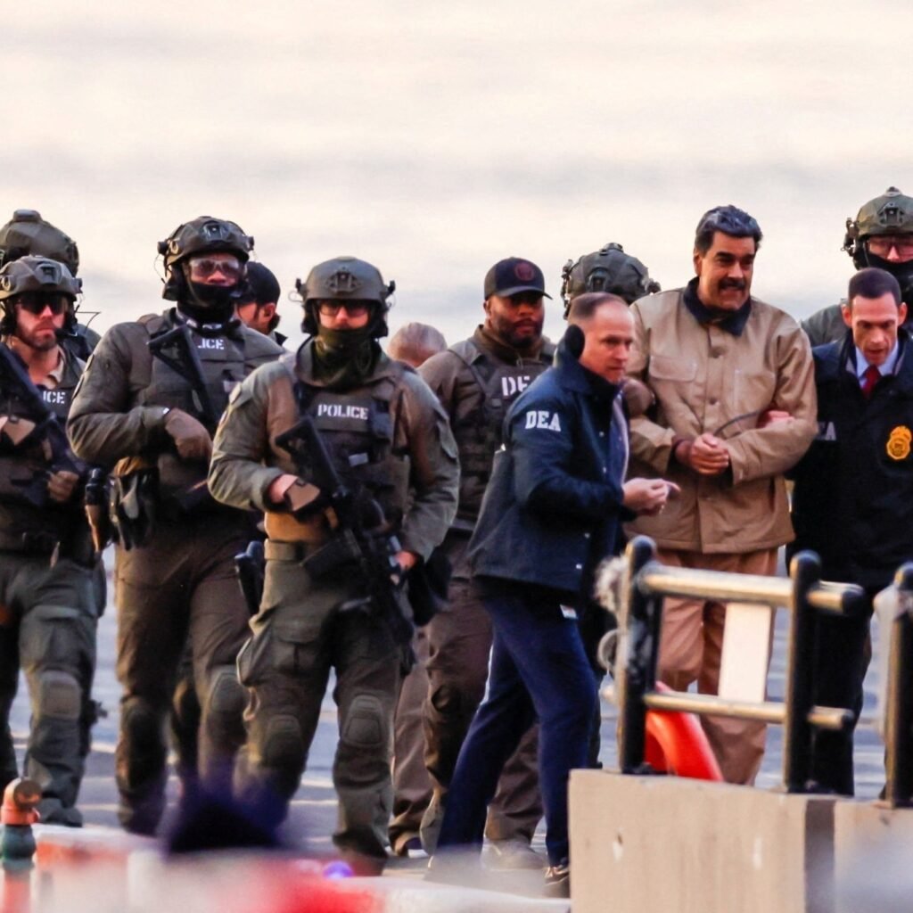 Maduro fue trasladado bajo fuerte custodia a una corte federal en Manhattan para su primera comparecencia en EE. UU., donde enfrenta cargos de narco-terrorismo, narcotráfico y armas. Te explicamos qué se sabe, qué viene en la batalla legal y por qué el caso impacta a México.