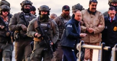 Maduro fue trasladado bajo fuerte custodia a una corte federal en Manhattan para su primera comparecencia en EE. UU., donde enfrenta cargos de narco-terrorismo, narcotráfico y armas. Te explicamos qué se sabe, qué viene en la batalla legal y por qué el caso impacta a México.