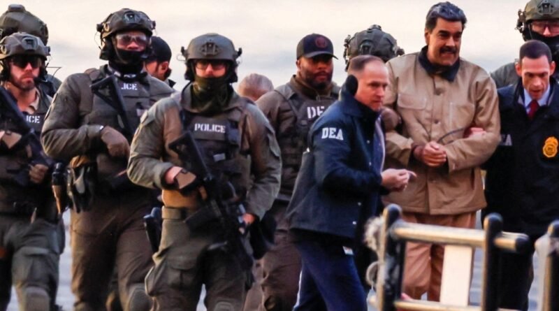 Maduro fue trasladado bajo fuerte custodia a una corte federal en Manhattan para su primera comparecencia en EE. UU., donde enfrenta cargos de narco-terrorismo, narcotráfico y armas. Te explicamos qué se sabe, qué viene en la batalla legal y por qué el caso impacta a México.