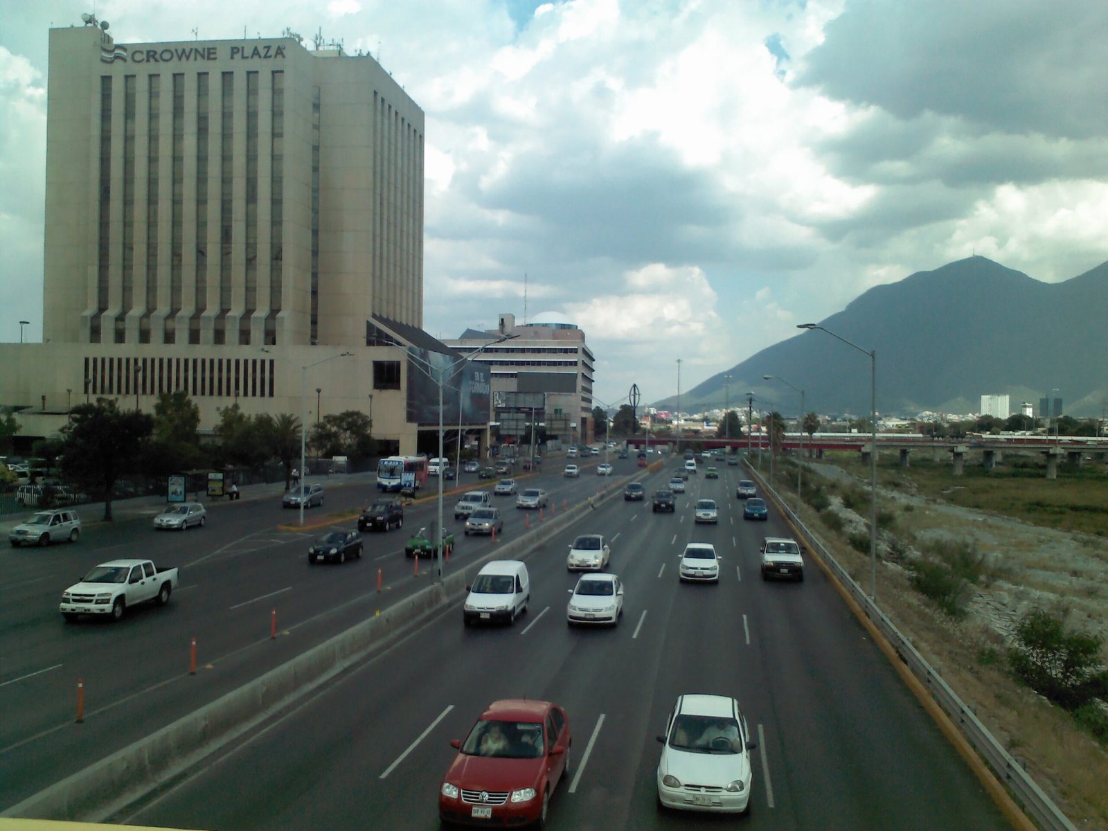 Vista de avenida Constitución en Monterrey en 2014, anterior a las obras de la Línea 4