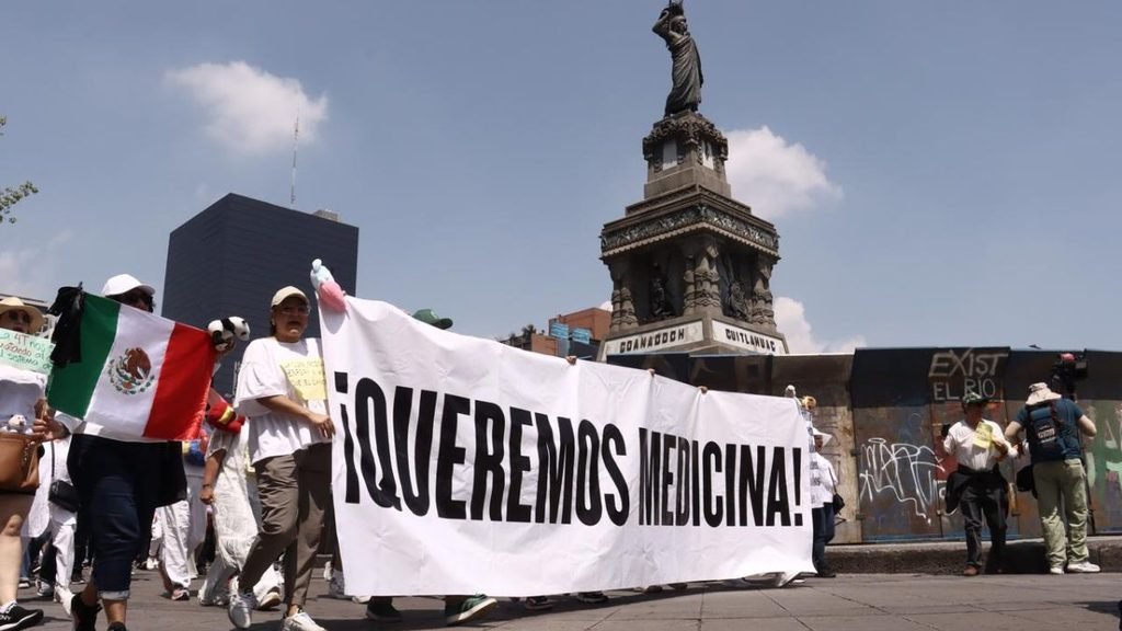 Protesta contra el desabasto de medicamentos en México: pacientes piden medicinas
