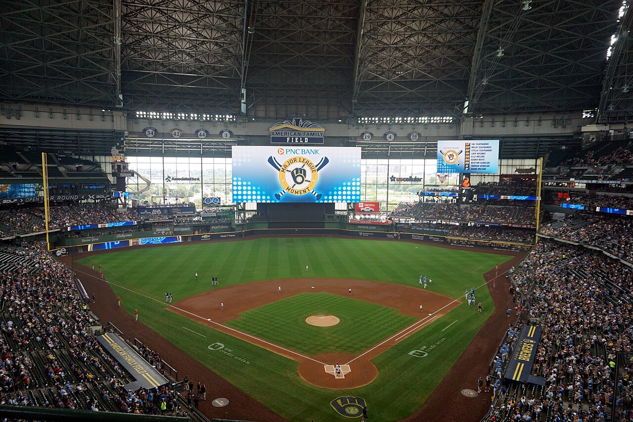 Vista panorámica de American Family Field, estadio de los Milwaukee Brewers; fotografía de archivo de 2024