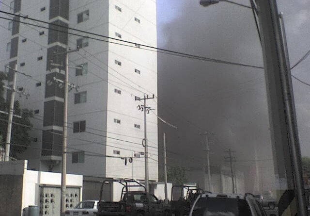 Humo saliendo del Casino Royale de Monterrey el 25 de agosto de 2011; fotografía de archivo