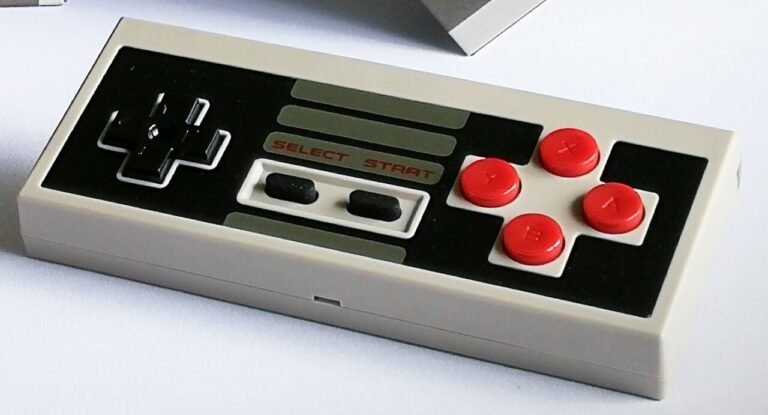 Mando de videojuegos 8BitDo en 2017; imagen de contexto del mundo de los videojuegos