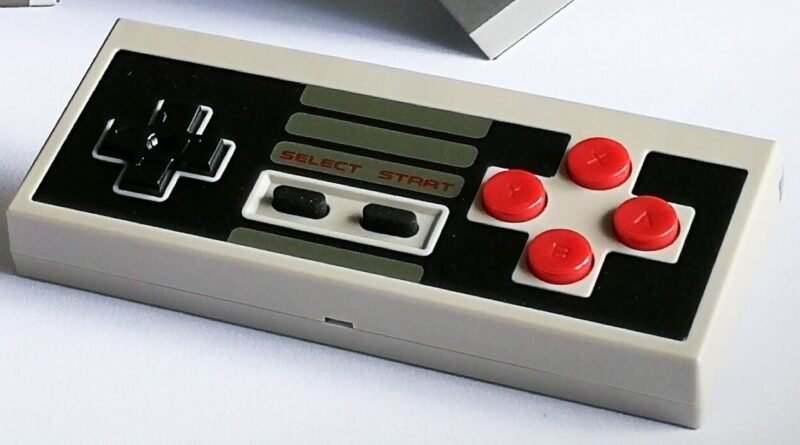 Mando de videojuegos 8BitDo en 2017; imagen de contexto del mundo de los videojuegos