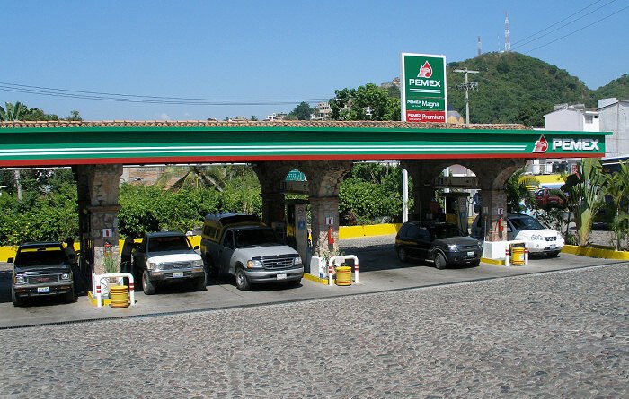 Estación Pemex en Puerto Vallarta, Jalisco, en octubre de 2005. Fotografía de archivo, no muestra precios de 2026.