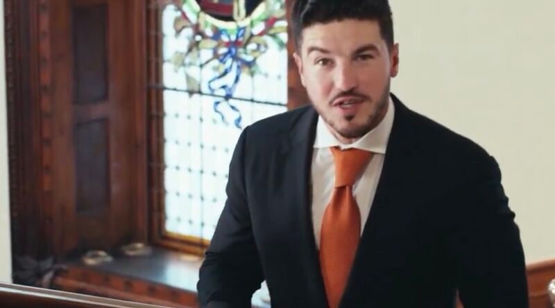 Samuel García, gobernador de Nuevo León, durante una aparición pública