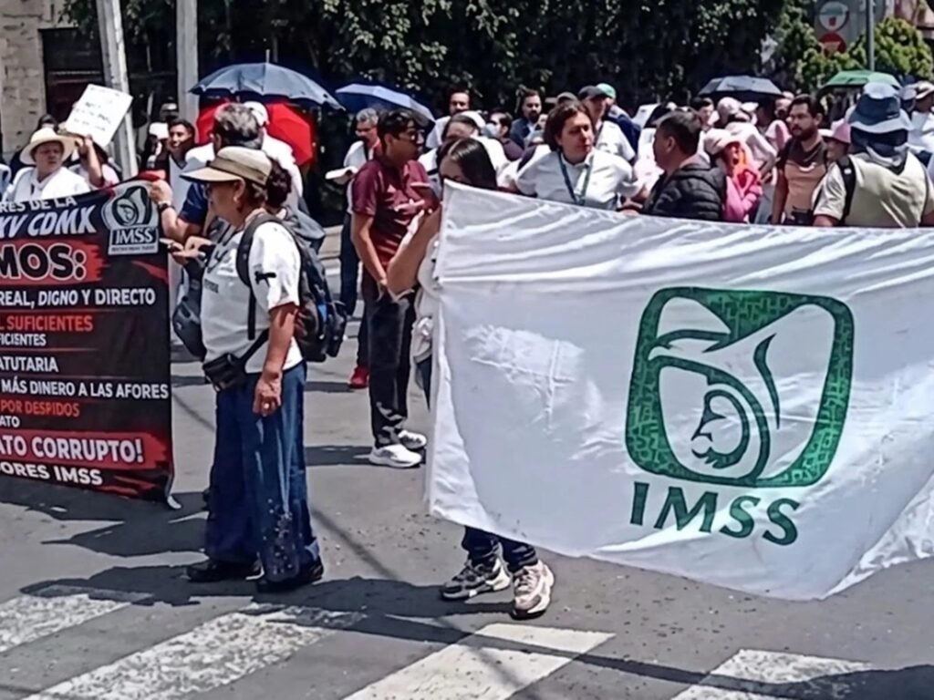 Movilización de trabajadores del IMSS en Ciudad de México durante protestas por condiciones laborales