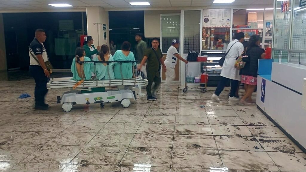 Imagen ilustrativa de pacientes y personal médico en instalaciones hospitalarias con deterioro