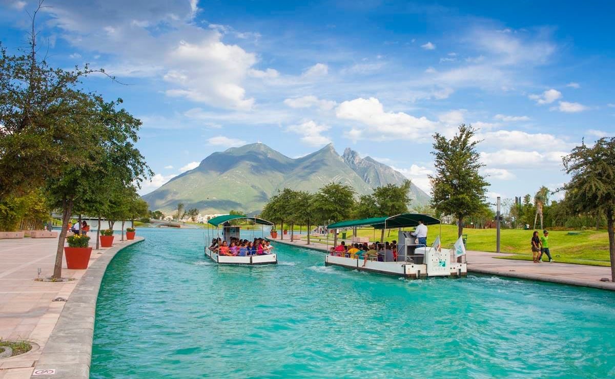 Vista del Paseo Santa Lucía en Monterrey, primera imagen del comparativo visual