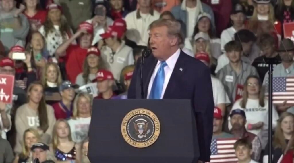 Donald Trump durante un acto político; imagen destacada de la verificación sobre aranceles y el muro fronterizo
