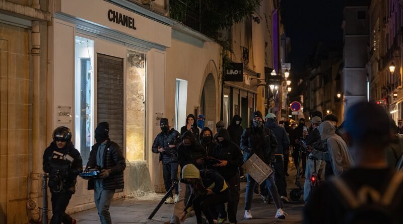 Personas junto a una boutique Chanel dañada en París el 17 de octubre de 2026