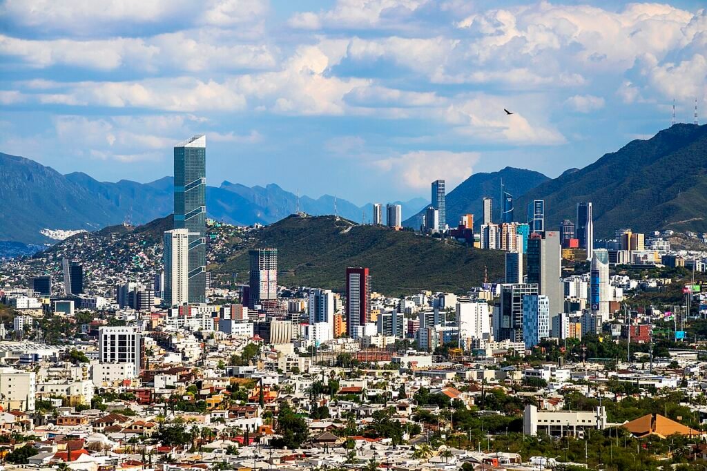 Vista panorámica de edificios y montañas de Monterrey en 2021; imagen ilustrativa de contexto urbano