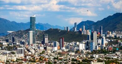 Vista panorámica de edificios y montañas de Monterrey en 2021; imagen ilustrativa de contexto urbano