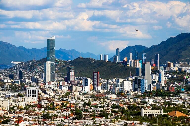 Vista panorámica de edificios y montañas de Monterrey en 2021; imagen ilustrativa de contexto urbano