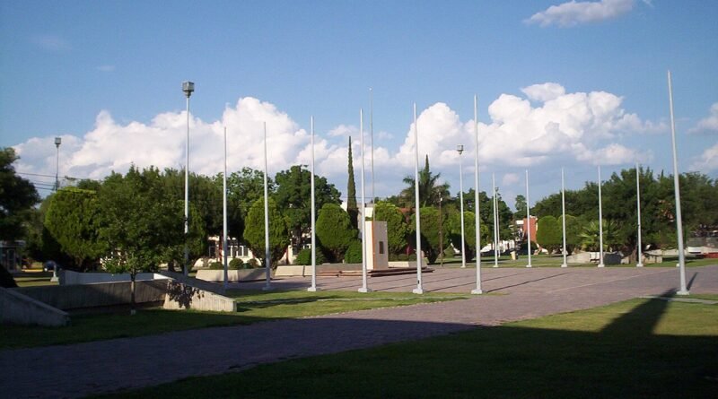 Plaza 5 de Mayo de Montemorelos; fotografía de archivo de contexto urbano
