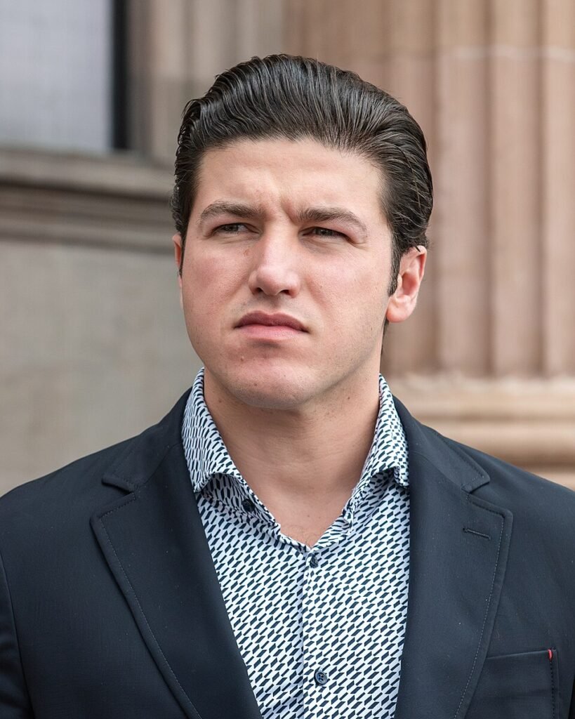 Samuel García, gobernador de Nuevo León, fotografiado frente al Palacio de Gobierno en 2022