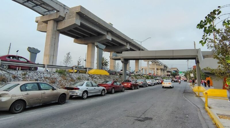 Trabajos de construcción del Metro en Monterrey; imagen relacionada con el incidente del puente peatonal en avenida Constitución