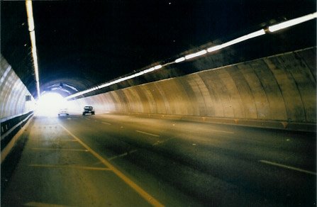 Vista del interior del Túnel de la Loma Larga hacia Monterrey fotografiada en 2004