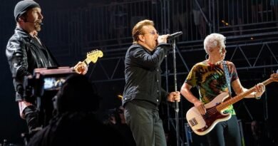 U2 durante un concierto de 2017, con The Edge, Bono y Adam Clayton en el escenario